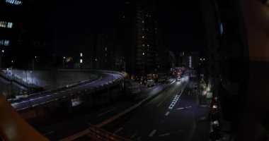 Şehir caddesindeki trafik sıkışıklığının gece manzarası. Yüksek kalite 4K görüntü. Meguro bölgesi Tokyo 03.06.2023 Tokyo 'nun merkezidir.. 