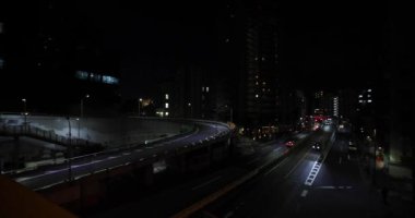 Şehir caddesindeki trafik sıkışıklığının gece manzarası. Yüksek kalite 4K görüntü. Meguro bölgesi Tokyo 03.06.2023 Tokyo 'nun merkezidir.. 