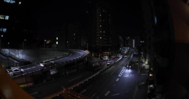 Şehir caddesindeki trafik sıkışıklığının gece manzarası. Yüksek kalite 4K görüntü. Meguro bölgesi Tokyo 03.06.2023 Tokyo 'nun merkezidir.. 