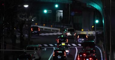 Şehir caddesindeki trafik sıkışıklığının gece manzarası. Yüksek kalite 4K görüntü. Meguro bölgesi Tokyo 03.06.2023 Tokyo 'nun merkezidir.. 