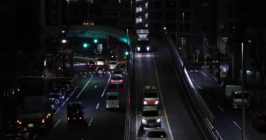 Şehir caddesindeki trafik sıkışıklığının gece manzarası. Yüksek kalite 4K görüntü. Meguro bölgesi Tokyo 03.06.2023 Tokyo 'nun merkezidir.. 