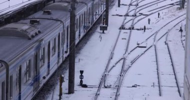 Tokyo 'daki istasyonda kar yağışının yavaş çekimi. Yüksek kalite 4K görüntü. Nerima bölgesi Tokyo 02.10.2023 Tokyo 'nun merkezidir.. 