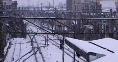 Tokyo 'daki istasyonda kar yağıyor. Yüksek kalite 4K görüntü. Nerima bölgesi Tokyo 02.10.2023 Tokyo 'nun merkezidir.. 