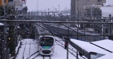 Tokyo 'daki istasyonda kar yağıyor. Yüksek kalite 4K görüntü. Nerima bölgesi Tokyo 02.10.2023 Tokyo 'nun merkezidir.. 