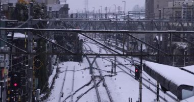Tokyo 'daki istasyonda kar yağışının yavaş çekimi. Yüksek kalite 4K görüntü. Nerima bölgesi Tokyo 02.10.2023 Tokyo 'nun merkezidir.. 