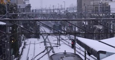 Tokyo 'daki istasyonda kar yağıyor. Yüksek kalite 4K görüntü. Nerima bölgesi Tokyo 02.10.2023 Tokyo 'nun merkezidir.. 