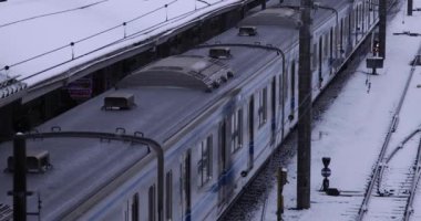 Tokyo 'daki istasyonda kar yağışının yavaş çekimi. Yüksek kalite 4K görüntü. Nerima bölgesi Tokyo 02.10.2023 Tokyo 'nun merkezidir.. 