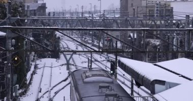 Tokyo 'daki istasyonda kar yağıyor. Yüksek kalite 4K görüntü. Nerima bölgesi Tokyo 02.10.2023 Tokyo 'nun merkezidir.. 