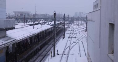 Tokyo 'daki istasyonda kar yağışının yavaş çekimi. Yüksek kalite 4K görüntü. Nerima bölgesi Tokyo 02.10.2023 Tokyo 'nun merkezidir.. 