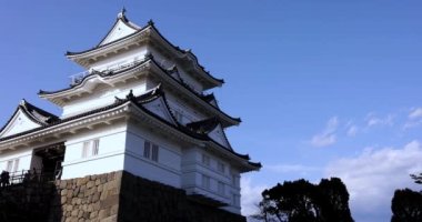 Kanagawa 'daki Odawara kalesi güneşli bir gün. Yüksek kalite 4K görüntü. Odawara bölgesi Kanagawa Japonya 01.24.2023 Japonya 'da geleneksel mimaridir.