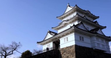 Kanagawa 'daki Odawara kalesi güneşli bir gün. Yüksek kalite 4K görüntü. Odawara bölgesi Kanagawa Japonya 01.24.2023 Japonya 'da geleneksel mimaridir.