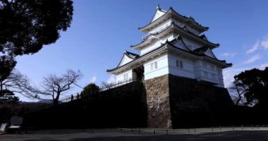 Kanagawa 'daki Odawara kalesi güneşli bir gün. Yüksek kalite 4K görüntü. Odawara bölgesi Kanagawa Japonya 01.24.2023 Japonya 'da geleneksel mimaridir.