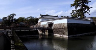 Kanagawa 'daki Odawara Kalesi' nin kapısı güneşli bir günde çekiliyor. Yüksek kalite 4K görüntü. Odawara bölgesi Kanagawa Japonya 01.24.2023 Japonya 'da geleneksel mimaridir.