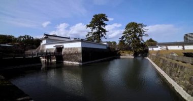 Kanagawa 'daki Odawara Kalesi' nin kapısı güneşli bir günde çekiliyor. Yüksek kalite 4K görüntü. Odawara bölgesi Kanagawa Japonya 01.24.2023 Japonya 'da geleneksel mimaridir.