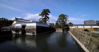 Kanagawa 'daki Odawara Kalesi' nin kapısı güneşli bir gün. Yüksek kalite 4K görüntü. Odawara bölgesi Kanagawa Japonya 01.24.2023 Japonya 'da geleneksel mimaridir.