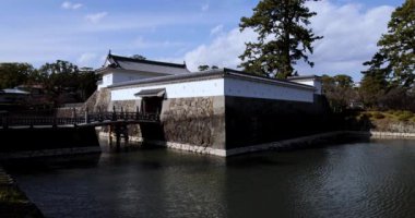 Kanagawa 'daki Odawara Kalesi' nin kapısı güneşli bir gün. Yüksek kalite 4K görüntü. Odawara bölgesi Kanagawa Japonya 01.24.2023 Japonya 'da geleneksel mimaridir.