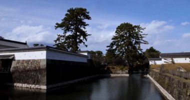 Kanagawa 'daki Odawara Kalesi' nin kapısı güneşli bir günde çekiliyor. Yüksek kalite 4K görüntü. Odawara bölgesi Kanagawa Japonya 01.24.2023 Japonya 'da geleneksel mimaridir.