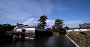 Kanagawa 'daki Odawara Kalesi' nin kapısı güneşli bir günde çekiliyor. Yüksek kalite 4K görüntü. Odawara bölgesi Kanagawa Japonya 01.24.2023 Japonya 'da geleneksel mimaridir.
