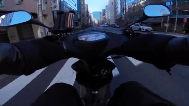 도쿄의 거리에서 스마트 가지고 자전거로 운전하는 2023 중심이다 고품질 — 비디오