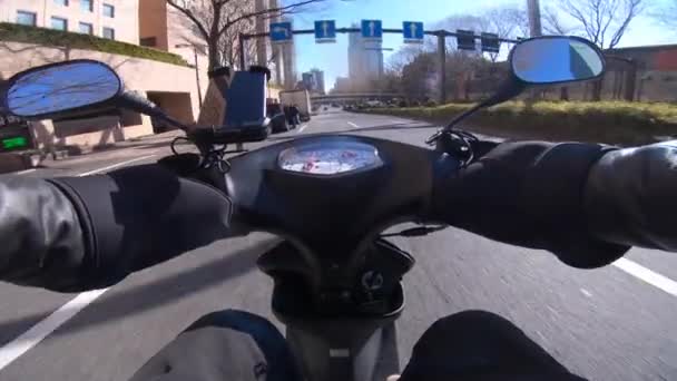 Punto Vista Conducción Bicicleta Con Teléfono Inteligente Calle Ciudad Tokio — Vídeos de Stock