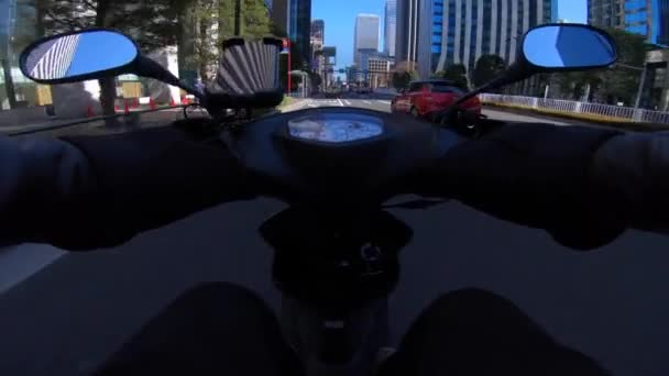 一个观点 驾驶自行车与智能手机在东京的城市街道上 东京日本02 2023是东京的一个市中心 高质量的4K镜头 — 图库视频影像