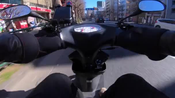 Punto Vista Conducción Bicicleta Con Teléfono Inteligente Calle Del Centro — Vídeos de Stock
