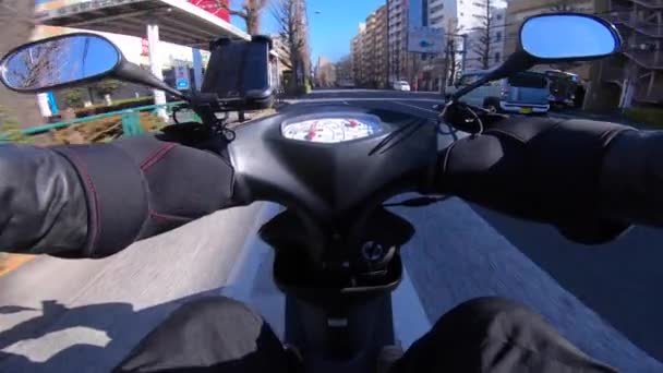 東京のダウンタウンの通りでスマートフォンで自転車で運転する視点 高品質4K映像 東京都02 2023東京都内の中心部です — ストック動画