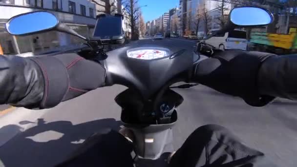 東京のダウンタウンの通りでスマートフォンで自転車で運転する視点 高品質4K映像 東京都02 2023東京都内の中心部です — ストック動画