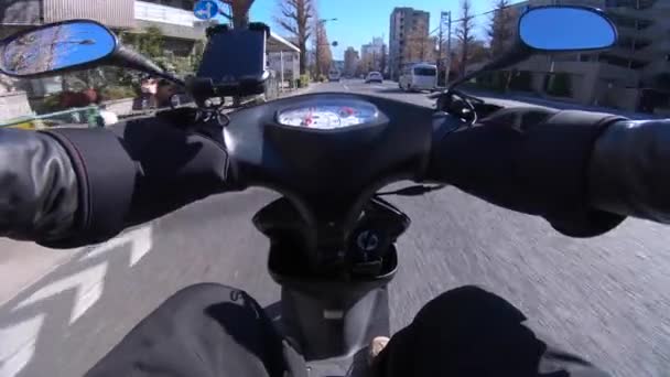Точка Зрения Езду Велосипеде Смартфоном Центральной Улице Токио Высококачественные Кадры — стоковое видео