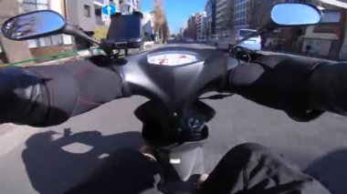 Tokyo POV 'un şehir merkezindeki caddede akıllı telefonlu bisikletle sürme zamanı. Yüksek kalite 4K görüntü. Tokyo Japonya 02.22.2023 Tokyo 'nun merkezidir..