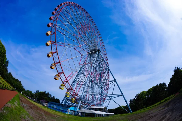 Ett Pariserhjul Parken Bakom Det Blå Himmelsfiskögat Högkvalitativt Foto Edogawa — Stockfoto