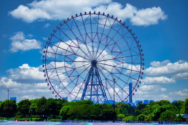 Ett Pariserhjul Vid Parken Bakom Den Blå Himlen Högkvalitativt Foto — Stockfoto