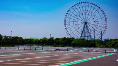 Kasairinkai parkında hareket eden dönme dolap zamanı. Yüksek kalite 4K görüntü. Edogawa bölgesi Rinkaicho Tokyo 05.10.2023 Tokyo 'da dönme dolap.. 