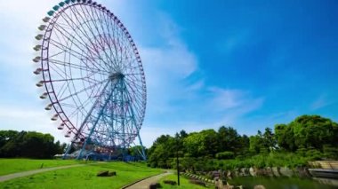 Kasairinkai parkında hareket eden dönme dolap zamanı. Yüksek kalite 4K görüntü. Edogawa bölgesi Rinkaicho Tokyo 05.10.2023 Tokyo 'da dönme dolap.. 