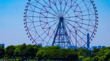 Kasairinkai parkında hareket eden dönme dolap zamanı. Yüksek kalite 4K görüntü. Edogawa bölgesi Rinkaicho Tokyo 05.10.2023 Tokyo 'da dönme dolap.. 