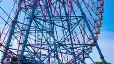 Kasairinkai parkında hareket eden dönme dolap zamanı. Yüksek kalite 4K görüntü. Edogawa bölgesi Rinkaicho Tokyo 05.10.2023 Tokyo 'da dönme dolap.. 