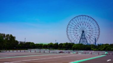Kasairinkai parkında hareket eden dönme dolap zamanı. Yüksek kalite 4K görüntü. Edogawa bölgesi Rinkaicho Tokyo 05.10.2023 Tokyo 'da dönme dolap.. 