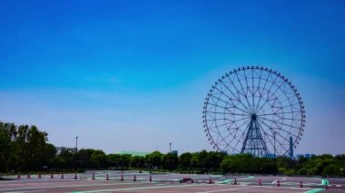 Kasairinkai parkında hareket eden dönme dolap zamanı. Yüksek kalite 4K görüntü. Edogawa bölgesi Rinkaicho Tokyo 05.10.2023 Tokyo 'da dönme dolap.. 