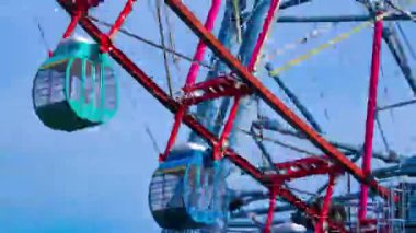 Kasairinkai parkında hareket eden dönme dolap zamanı. Yüksek kalite 4K görüntü. Edogawa bölgesi Rinkaicho Tokyo 05.10.2023 Tokyo 'da dönme dolap.. 