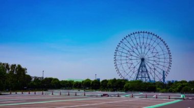 Kasairinkai parkında hareket eden dönme dolap zamanı. Yüksek kalite 4K görüntü. Edogawa bölgesi Rinkaicho Tokyo 05.10.2023 Tokyo 'da dönme dolap.. 