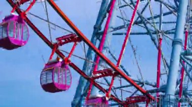 Kasairinkai parkında hareket eden dönme dolap zamanı. Yüksek kalite 4K görüntü. Edogawa bölgesi Rinkaicho Tokyo 05.10.2023 Tokyo 'da dönme dolap.. 