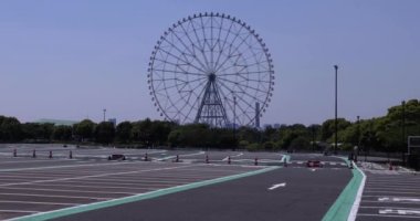 Kasairinkai parkında hareket eden bir dönme dolap. Yüksek kalite 4K görüntü. Edogawa bölgesi Rinkaicho Tokyo 05.10.2023 Tokyo 'da dönme dolap.. 