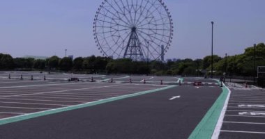 Kasairinkai parkında hareket eden bir dönme dolap. Yüksek kalite 4K görüntü. Edogawa bölgesi Rinkaicho Tokyo 05.10.2023 Tokyo 'da dönme dolap.. 