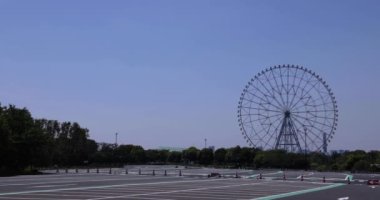 Kasairinkai parkında hareket eden bir dönme dolap. Yüksek kalite 4K görüntü. Edogawa bölgesi Rinkaicho Tokyo 05.10.2023 Tokyo 'da dönme dolap.. 