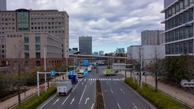 Tokyo 'daki şehir caddesindeki trafik sıkışıklığının zamanı. Yüksek kalite 4K görüntü. Koto Bölgesi Ariake Tokyo 02.14.2023 Konteynır limanı nedeniyle sokakta birçok kamyon var.