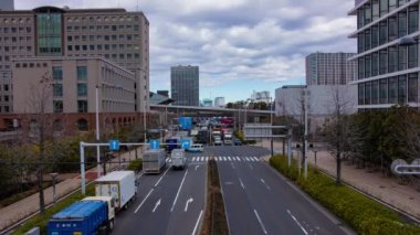 Tokyo 'daki şehir caddesindeki trafik sıkışıklığının zamanı. Yüksek kalite 4K görüntü. Koto Bölgesi Ariake Tokyo 02.14.2023 Konteynır limanı nedeniyle sokakta birçok kamyon var.