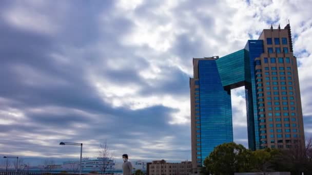 印象的な建物の曇りを反映した雲のタイムラプス 高品質4K映像 江東区有明東京都02 2023この建物は東京ベイコートクラブと呼ばれています — ストック動画