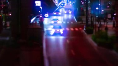 Tokyo 'daki şehir caddesindeki trafik sıkışıklığının gece zamanı. Yüksek kalite 4K görüntü. Shibuya bölgesi Hatsudai Tokyo 04.04.2023 Tokyo 'da bir şehir caddesi..