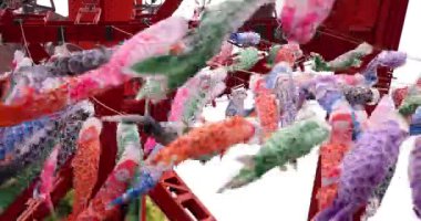 Tokyo kulesinin altındaki sazan şeritleri bulutlu bir günde. Yüksek kalite 4K görüntü. Minato bölgesi Tokyo 04.25.2023, Japon çocuk kültürünün tanınmış bir parçasıdır..