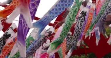 Şehirdeki bulutlu gün telefoto çekiminde sazan balığı şeritleri. Yüksek kalite 4K görüntü. Minato bölgesi Tokyo 04.25.2023, Japon çocuk kültürünün tanınmış bir parçasıdır..